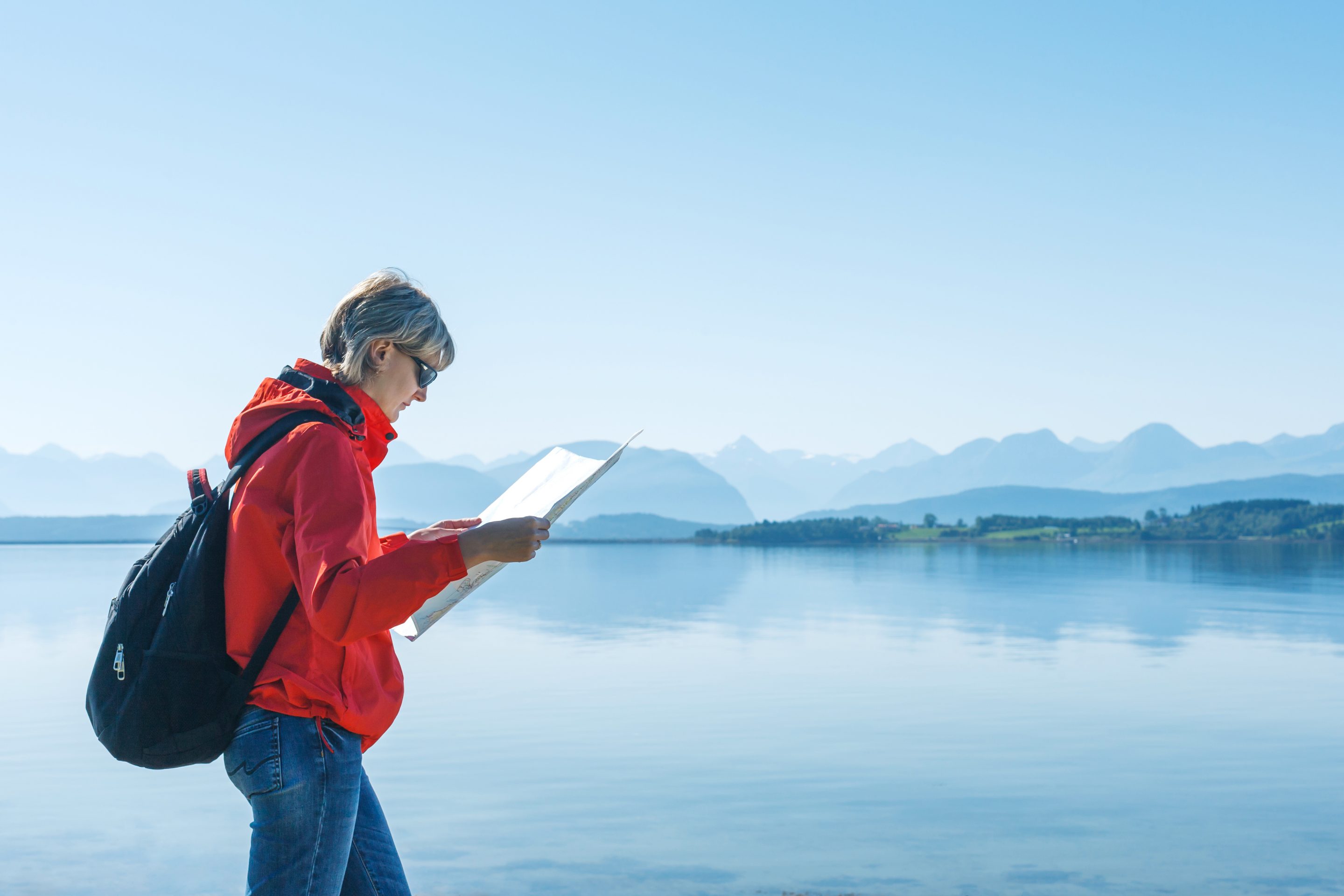 Tourism reading. Midjourney человек в очках.